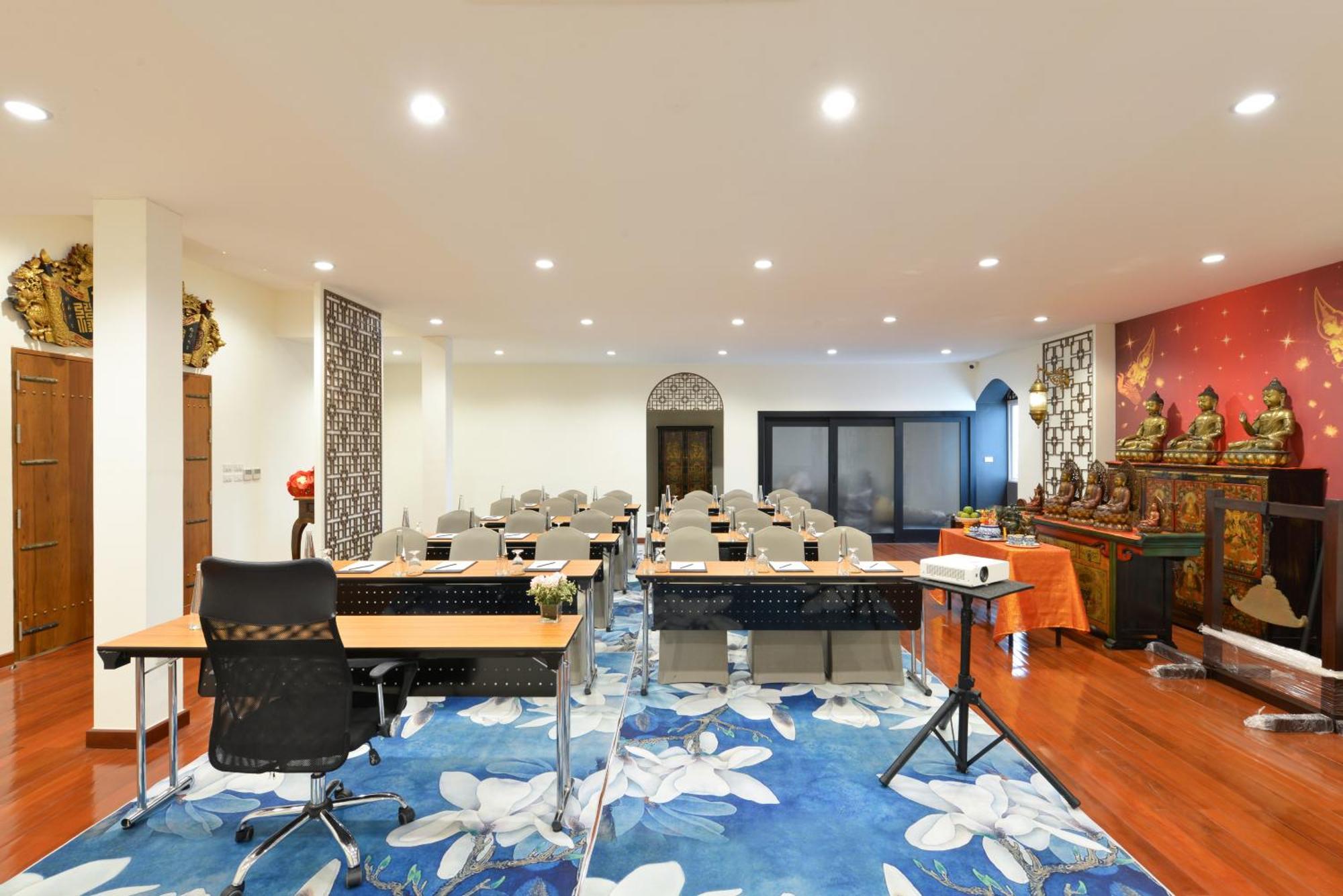 Villa De Pranakorn Бангкок Экстерьер фото Meeting room