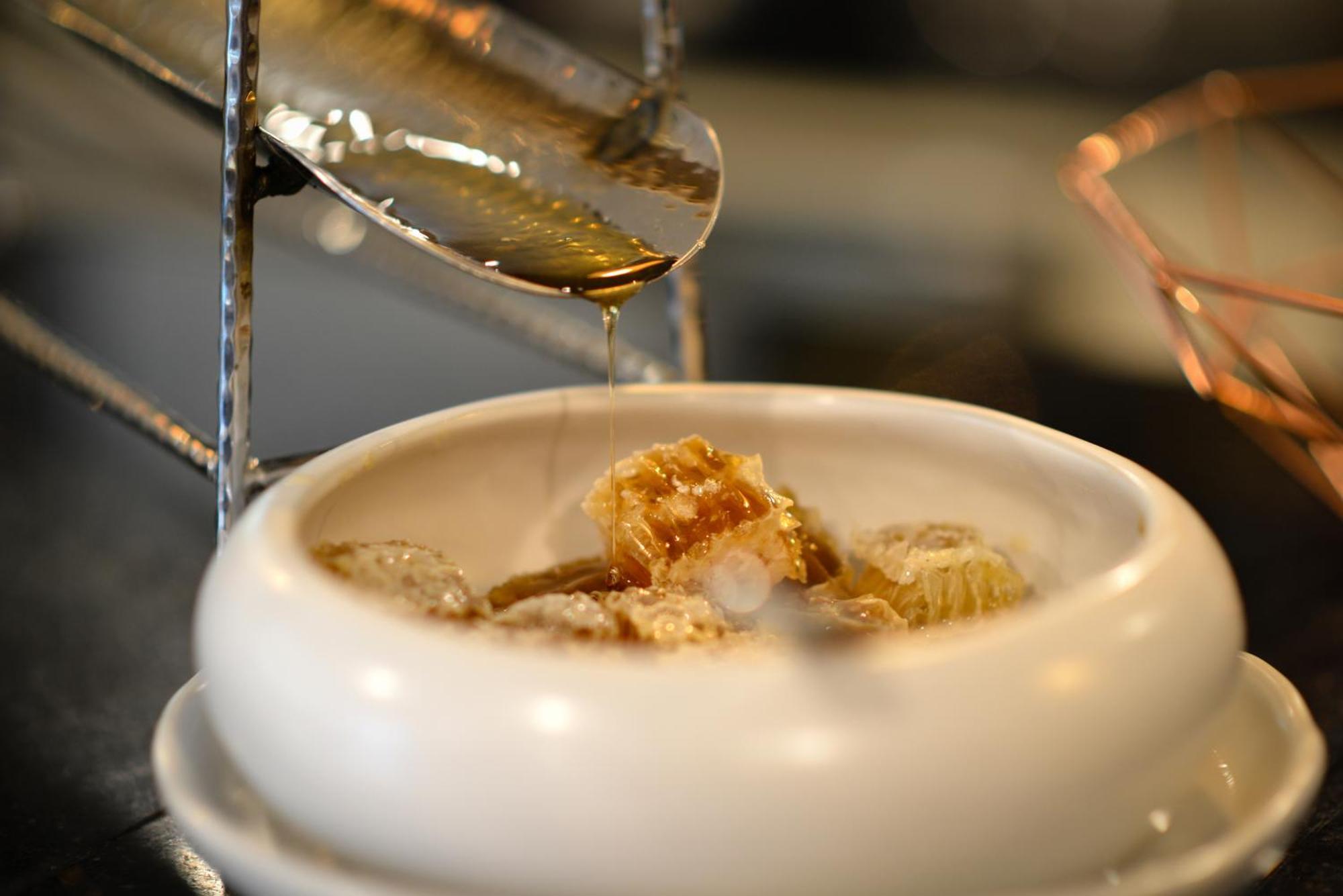 Villa De Pranakorn Бангкок Экстерьер фото Honeycomb being drizzled with honey