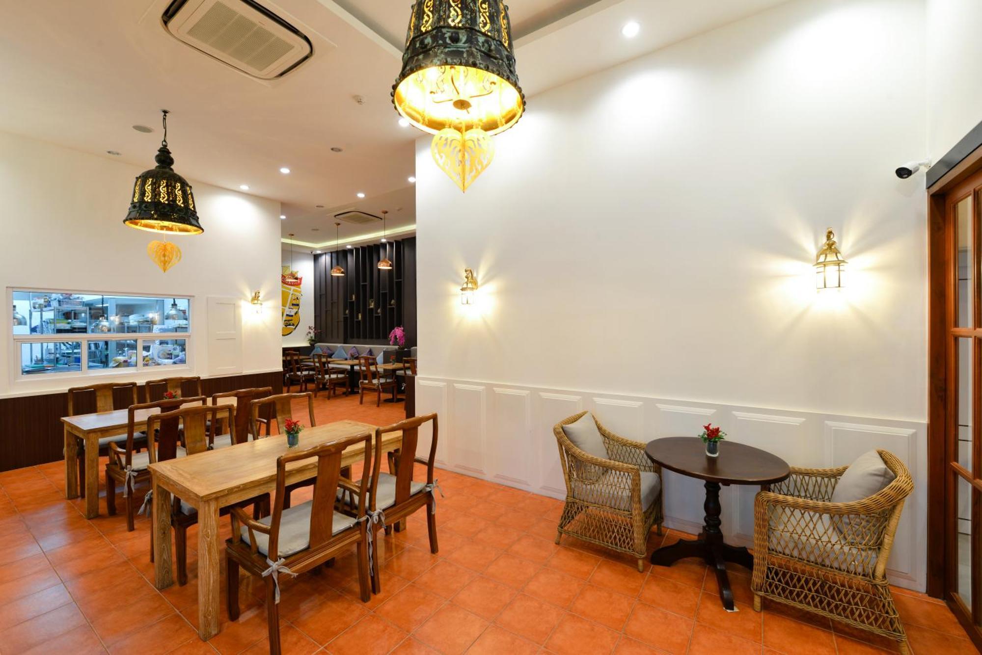 Villa De Pranakorn Бангкок Экстерьер фото Interior of a Thai restaurant