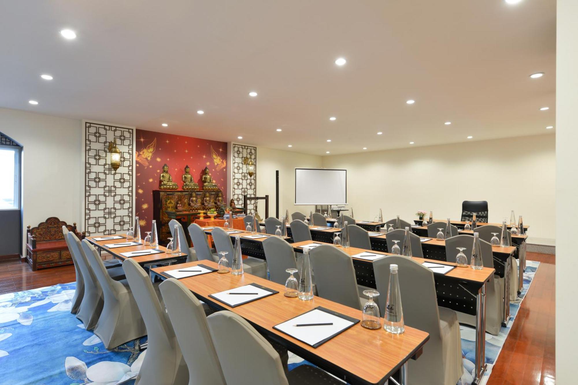 Villa De Pranakorn Бангкок Экстерьер фото Meeting room at the hotel
