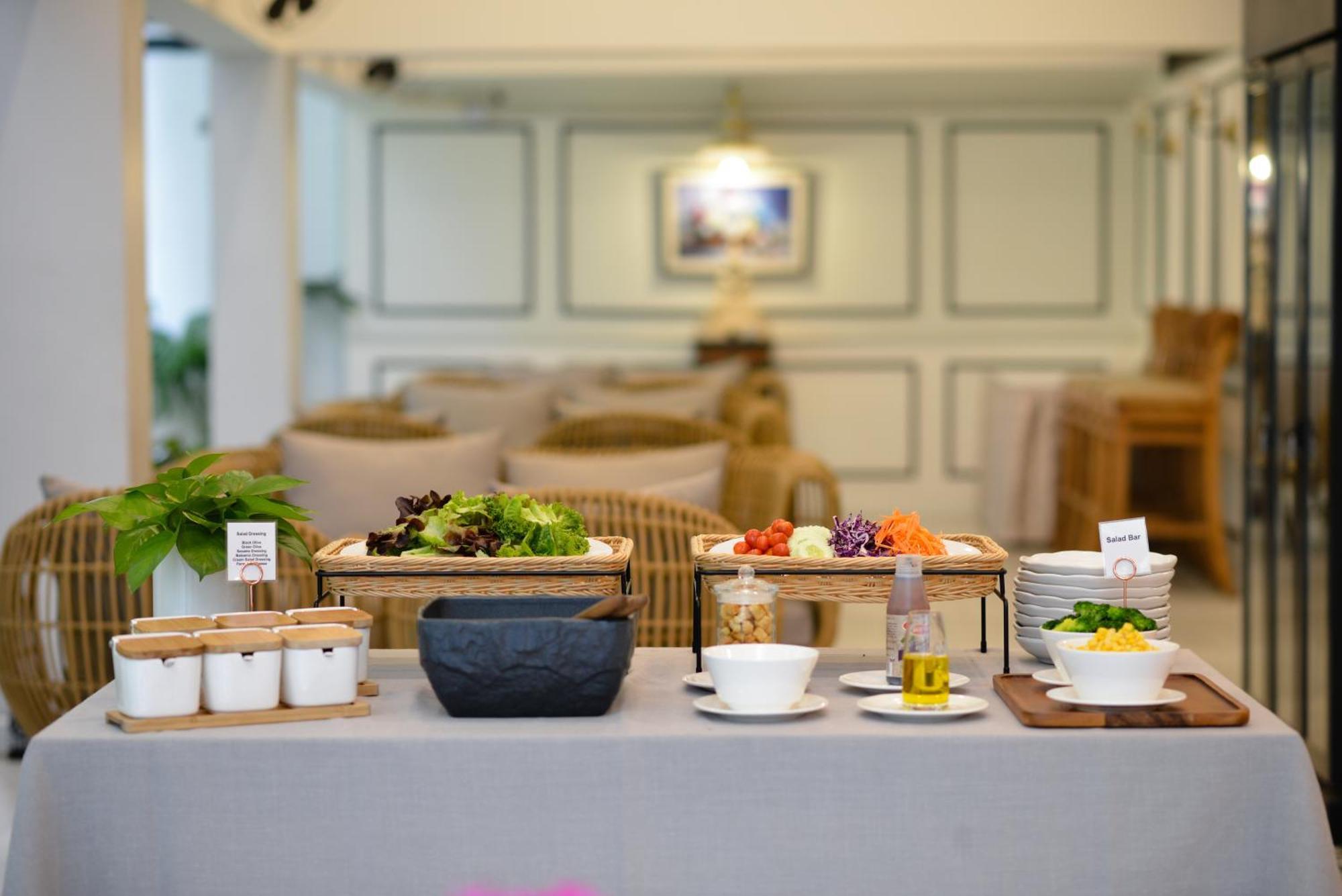 Villa De Pranakorn Бангкок Экстерьер фото A salad bar