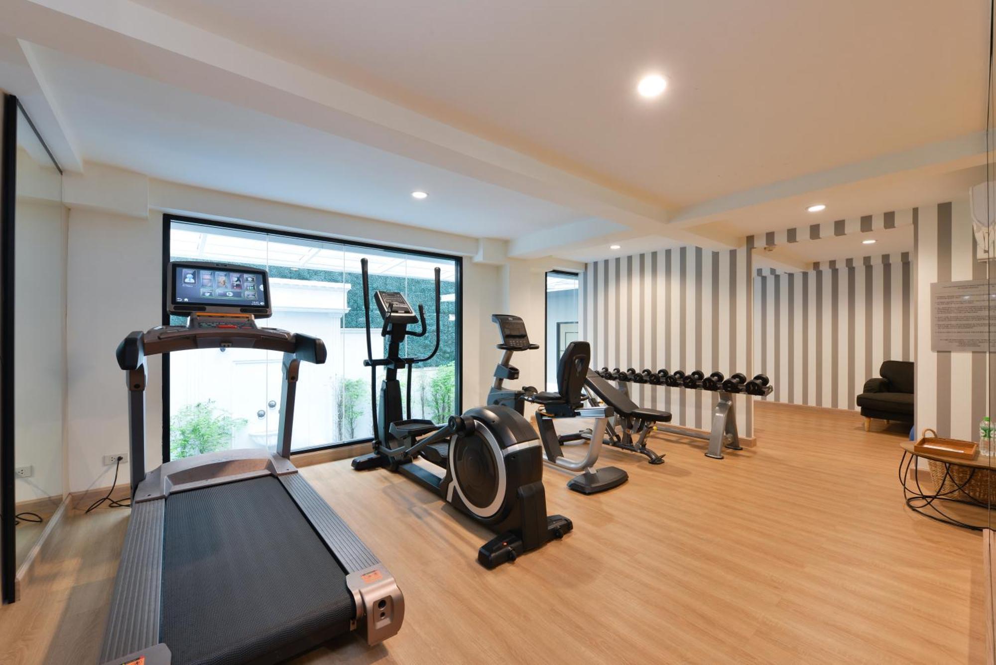 Villa De Pranakorn Бангкок Экстерьер фото A gym at a hotel