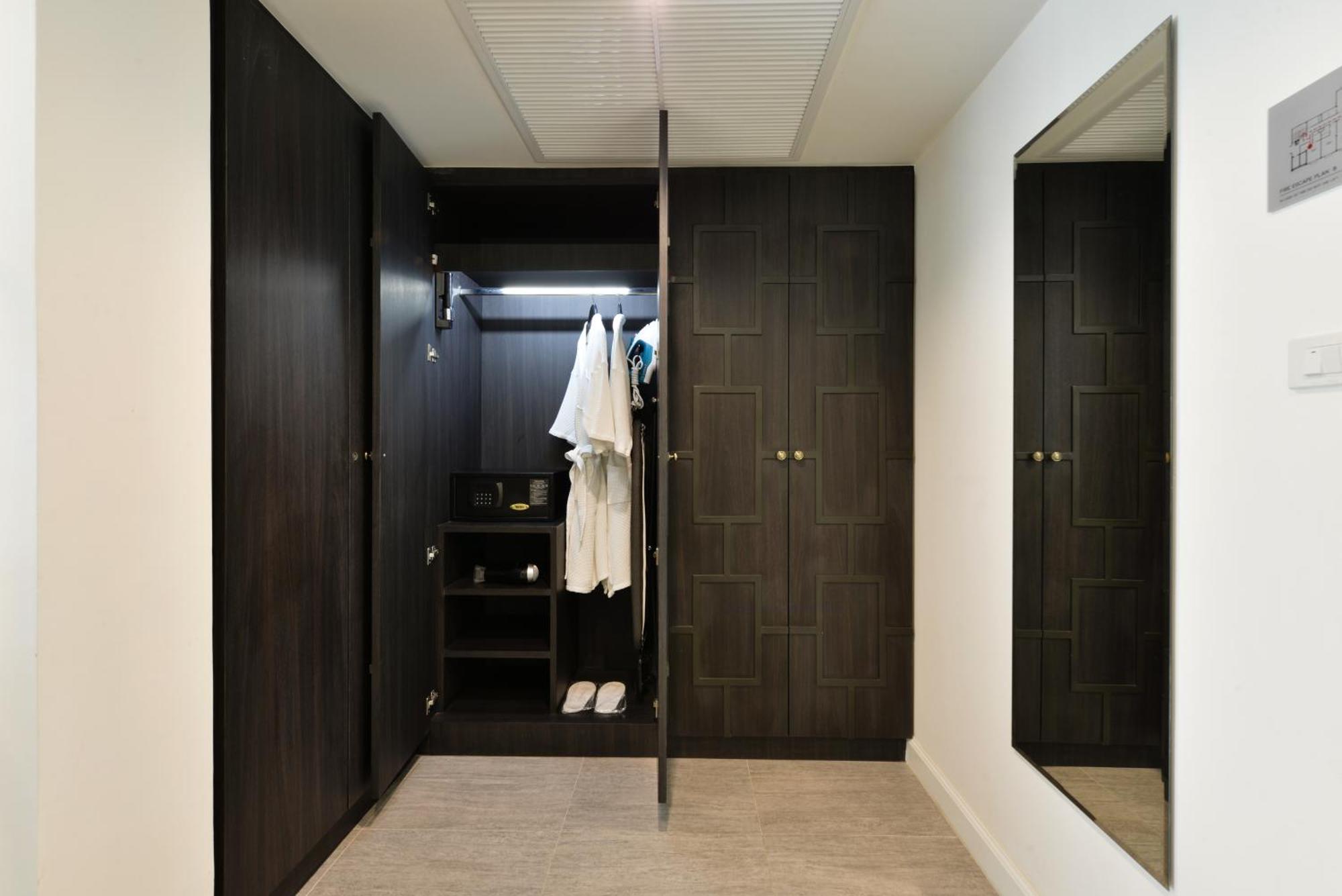 Villa De Pranakorn Бангкок Экстерьер фото A walk-in closet