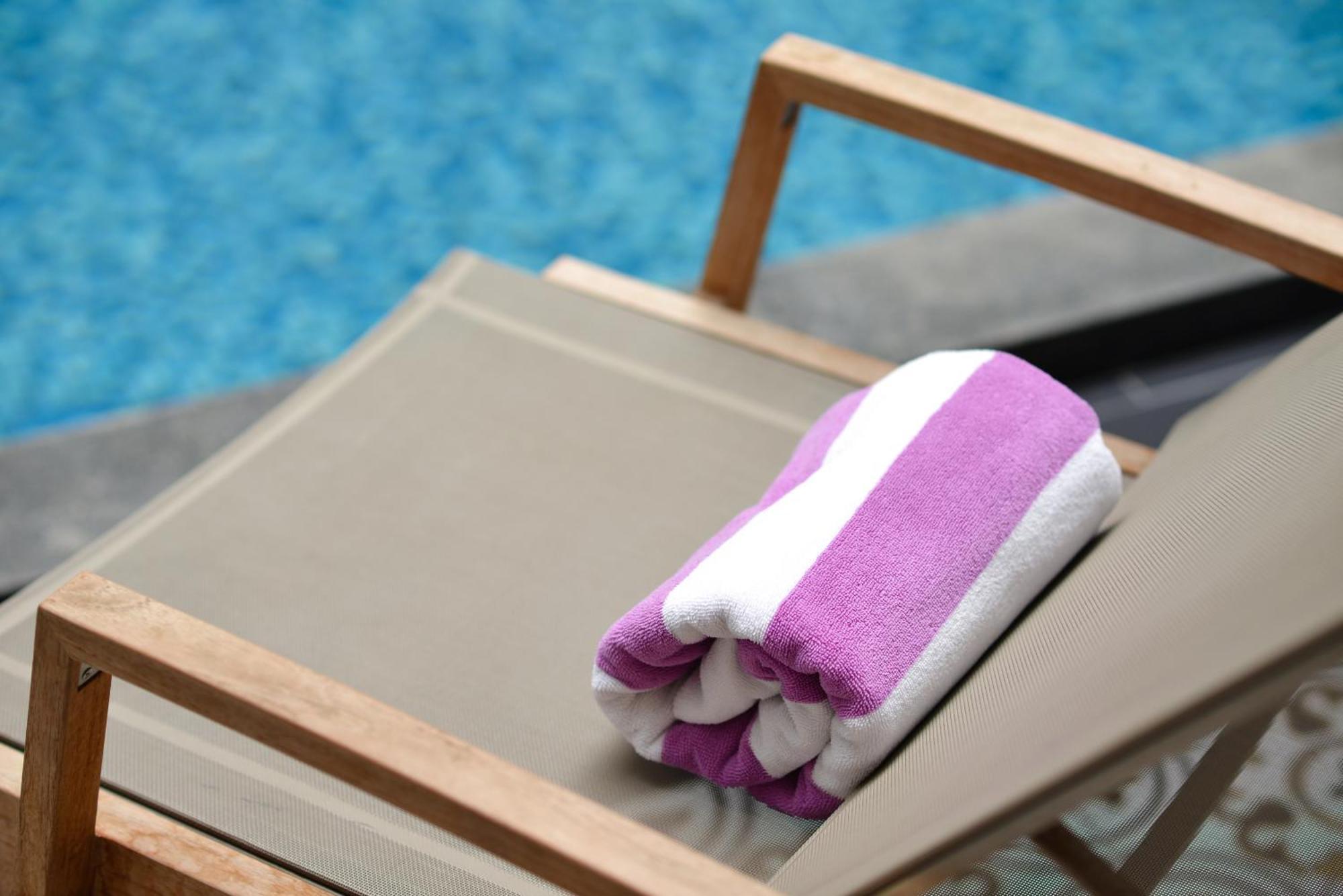 Villa De Pranakorn Бангкок Экстерьер фото A pool towel