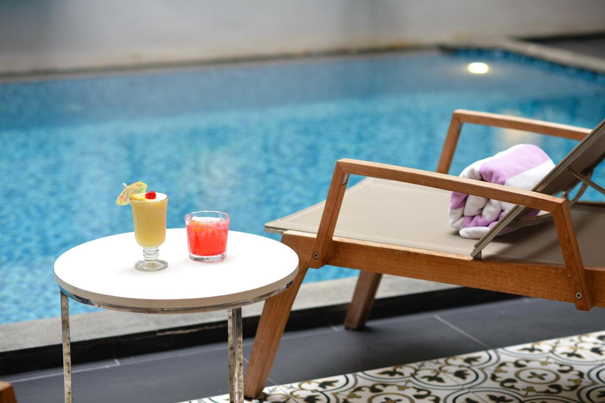 Villa De Pranakorn Бангкок Экстерьер фото Swimming pool at the hotel